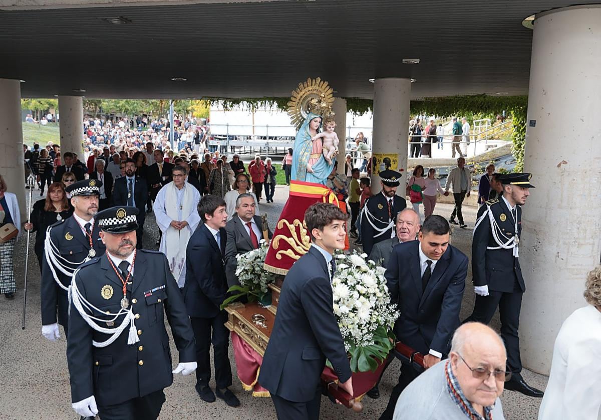 La procesión atraviesa el paso de Rafael Cano.