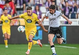Chuki trata de zafarse del marcaje de Atienza durante el Burgos-Real Valladolid de este domingo.