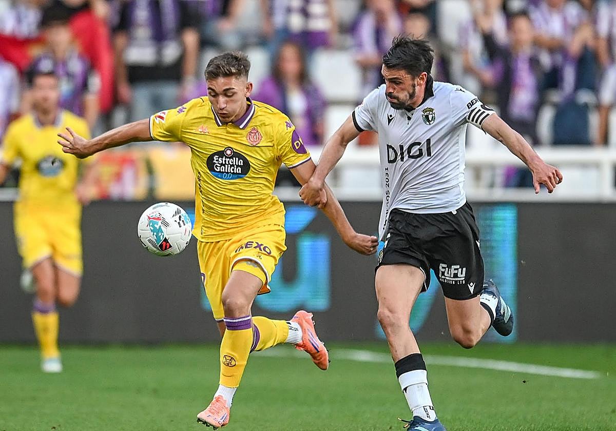 Chuki trata de zafarse del marcaje de Atienza durante el Burgos-Real Valladolid de este domingo.
