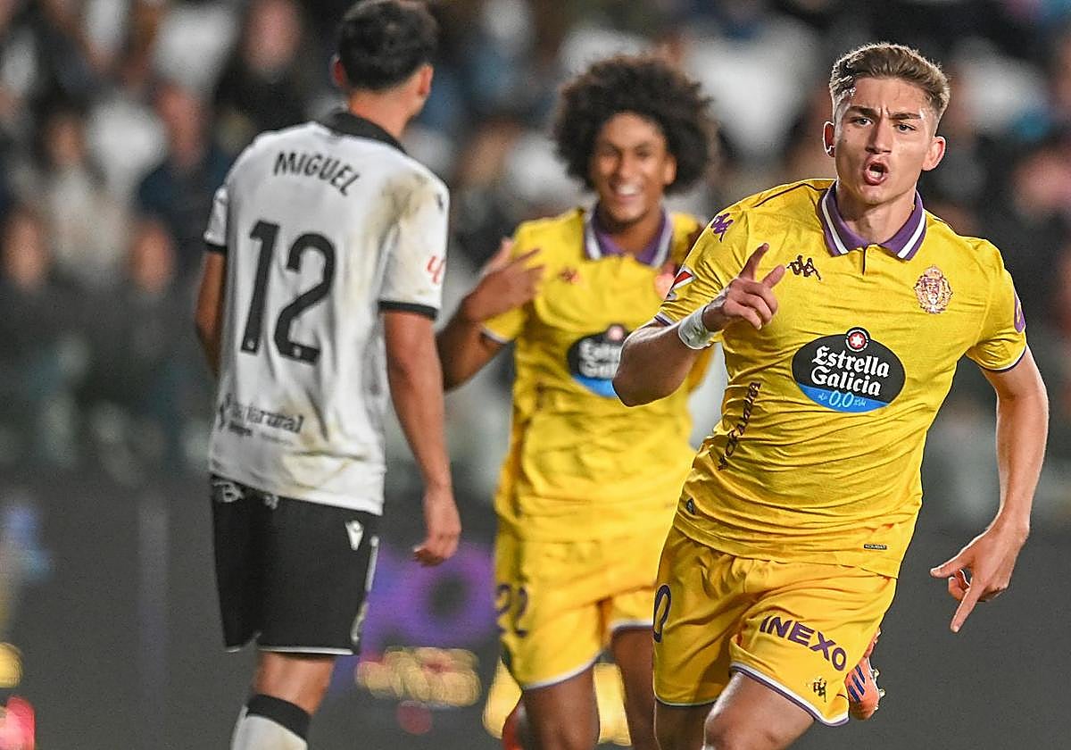 Chuki celebra el gol que marcó este domingo ante el Burgos y que supuso la victoria del Real Valladolid en El Plantío