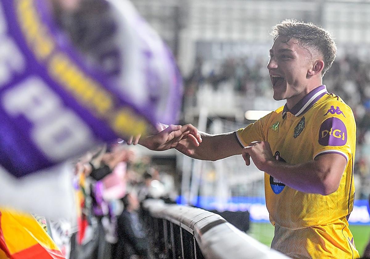 Chuki celebra la victoria con los aficionados pucelanos al término del partido.