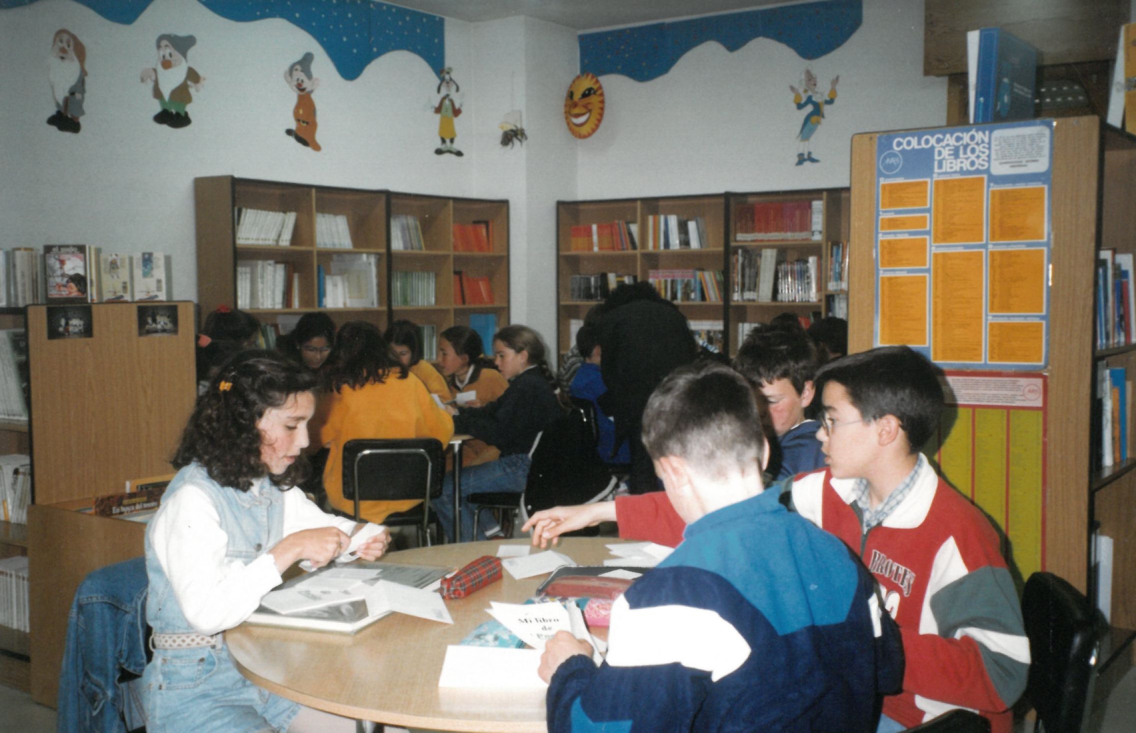 Escolares del municipio visitan la biblioteca en 1999.