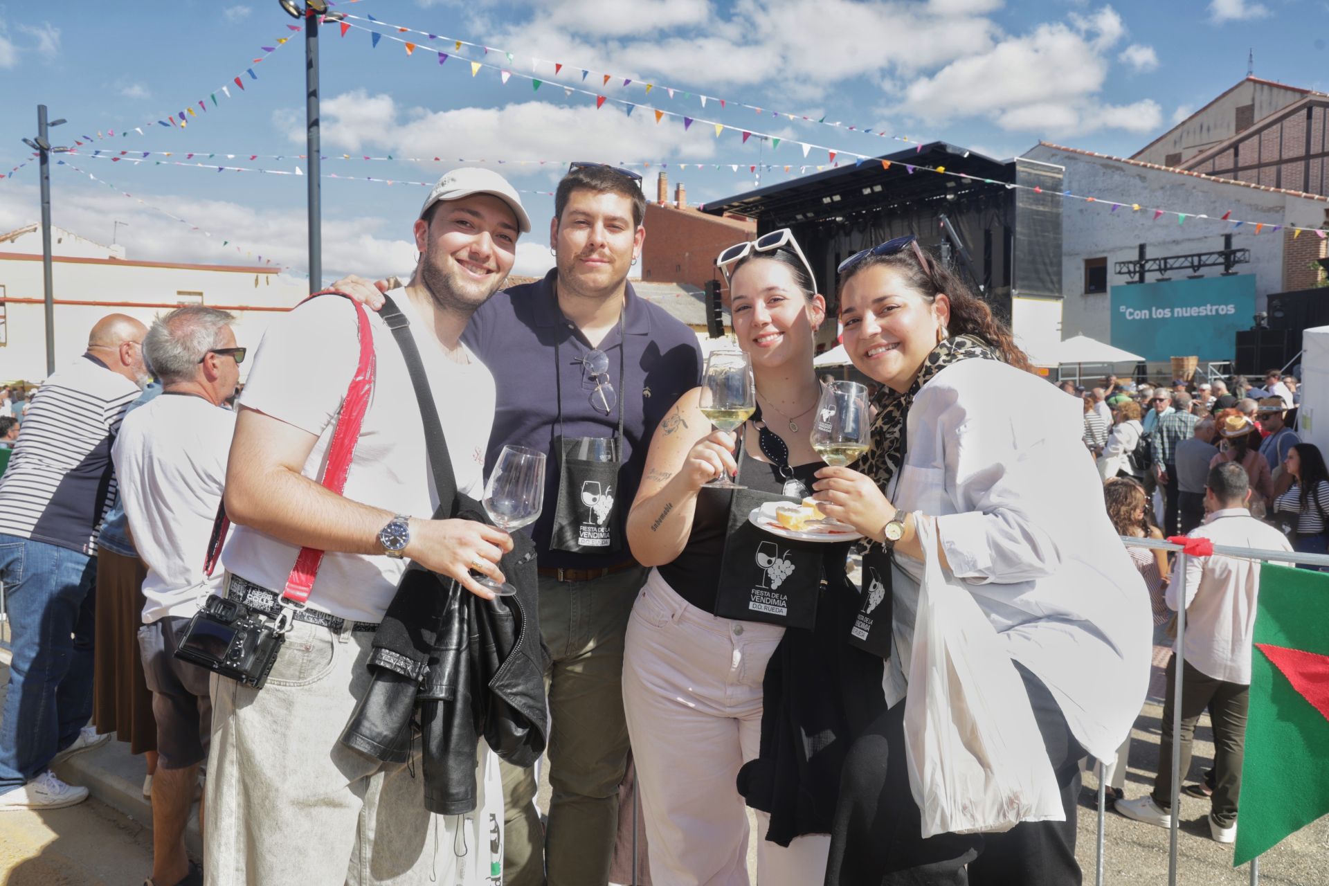 Manuel, Mario, Susana y Cristina brindan por la fiesta.