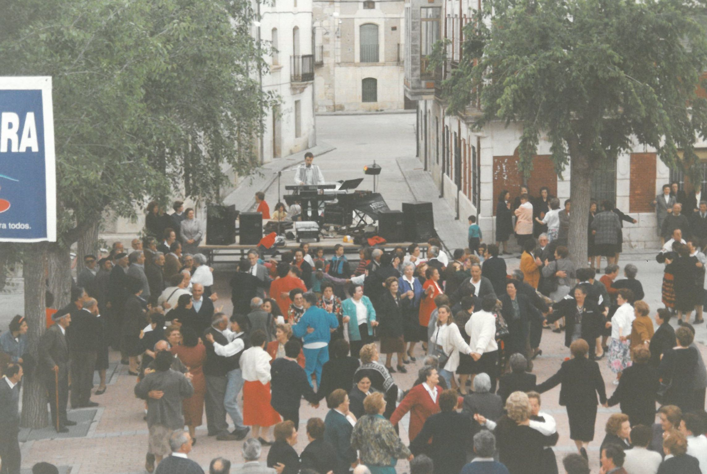 Baile en la Plaza Mayor durante el III Encuentro de la Tercera Edad, 1 de junio de 1993.