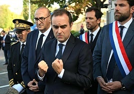 Sébastien Lecornu habla con la prensa tras visitar una comisaría de Policía.