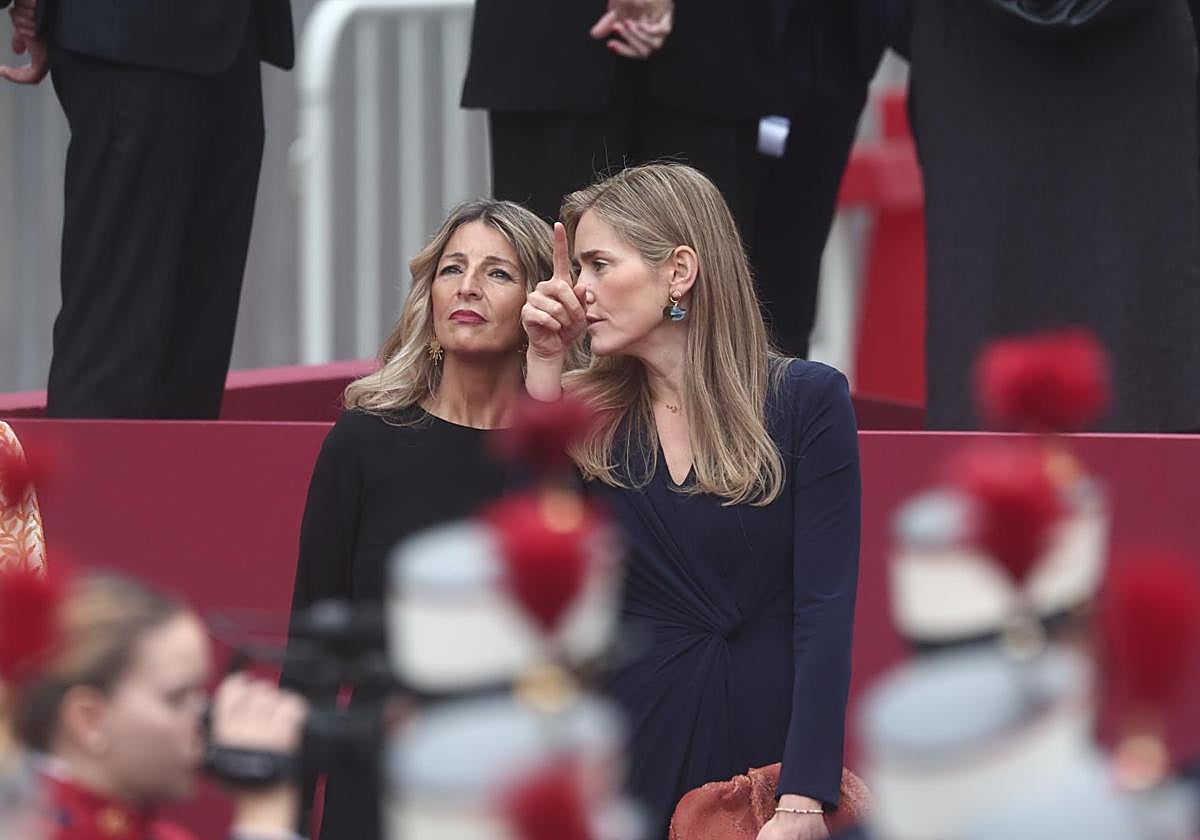La vicepresidenta segunda del Gobierno y ministra de Trabajo, Yolanda Díaz; y la vicepresidenta tercera y ministra para la Transición Ecológica y Reto Demográfico, Sara Aagesen, durante el desfile militar por el 12 de octubre, Día de la Hispanidad.