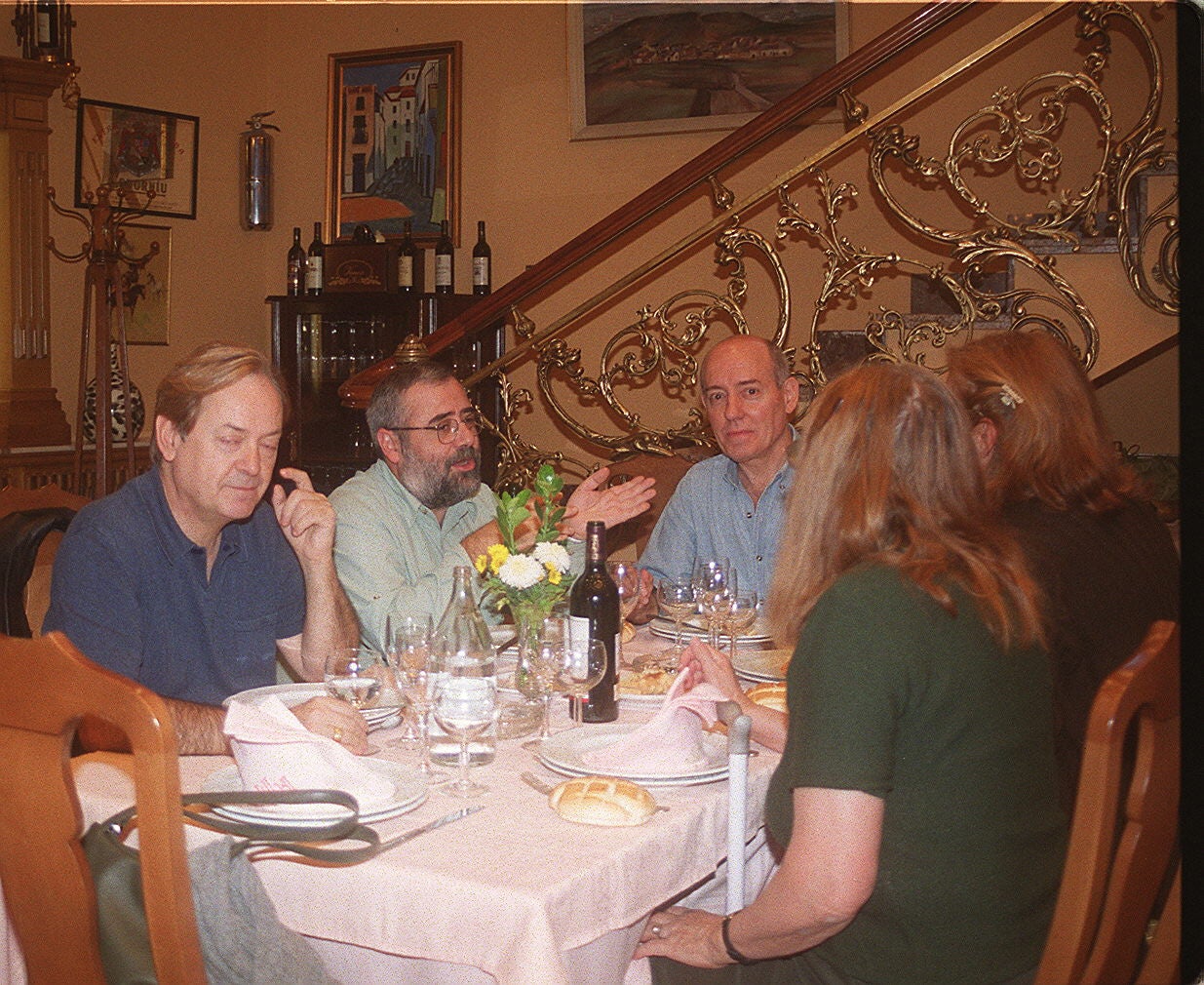 El director Ventura Pons (a la derecha) y los críticos Antonio Llorens y Guillermo Alamo, durante una comida en el restaurante Mannix de Campaspero durante la Seminci 2000.
