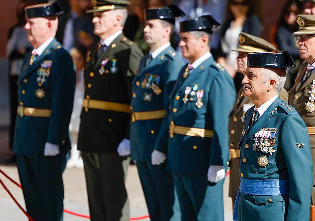 El jefe de la Comandancia, Luis Manuel Lombardero, a la derecha, preside la fiesta en Palencia.