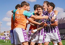 Los jugadores del Real Valladolid Promesas, en plena celebración tras golear al CD Lealtad