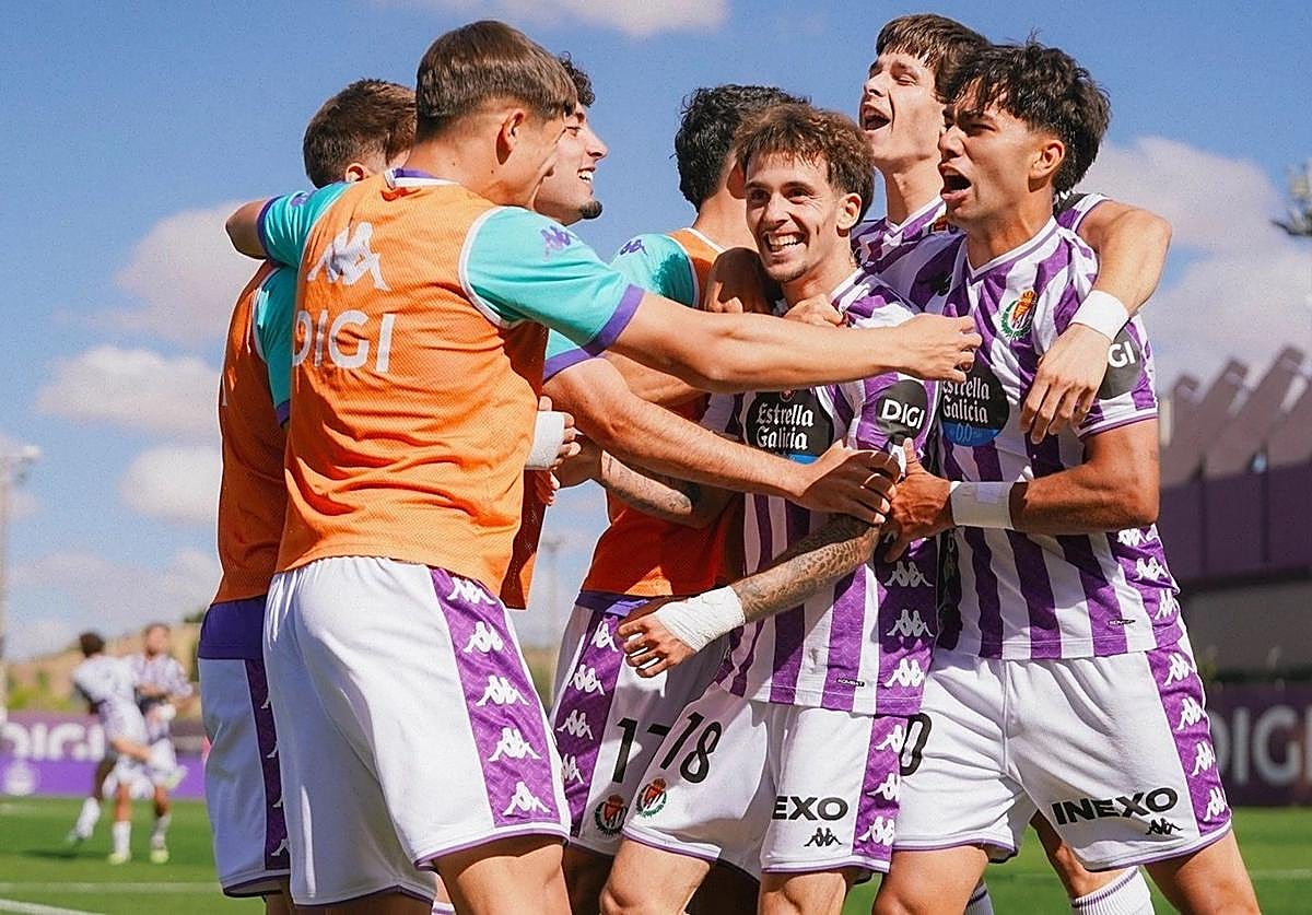 Los jugadores del Real Valladolid Promesas, en plena celebración tras golear al CD Lealtad