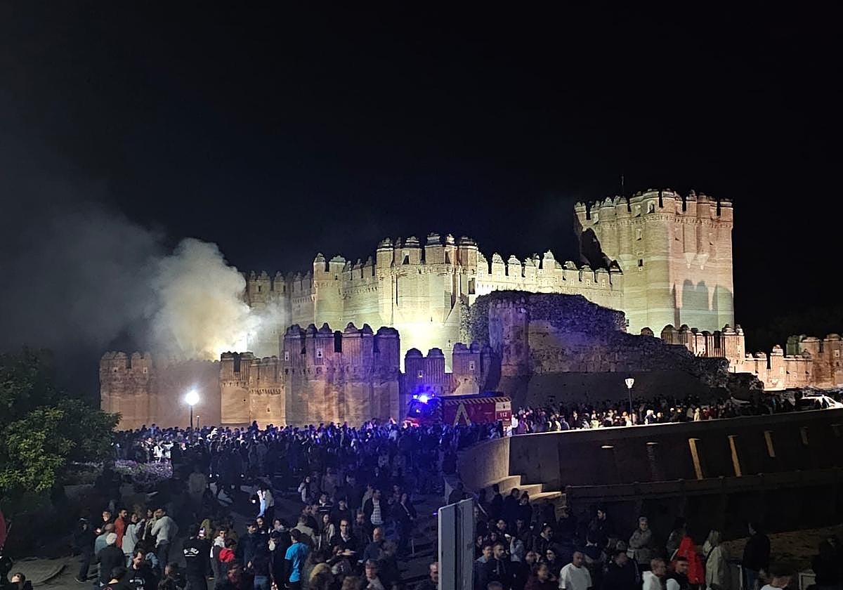 La iluminación del castillo de Coca con fuego acaba en susto