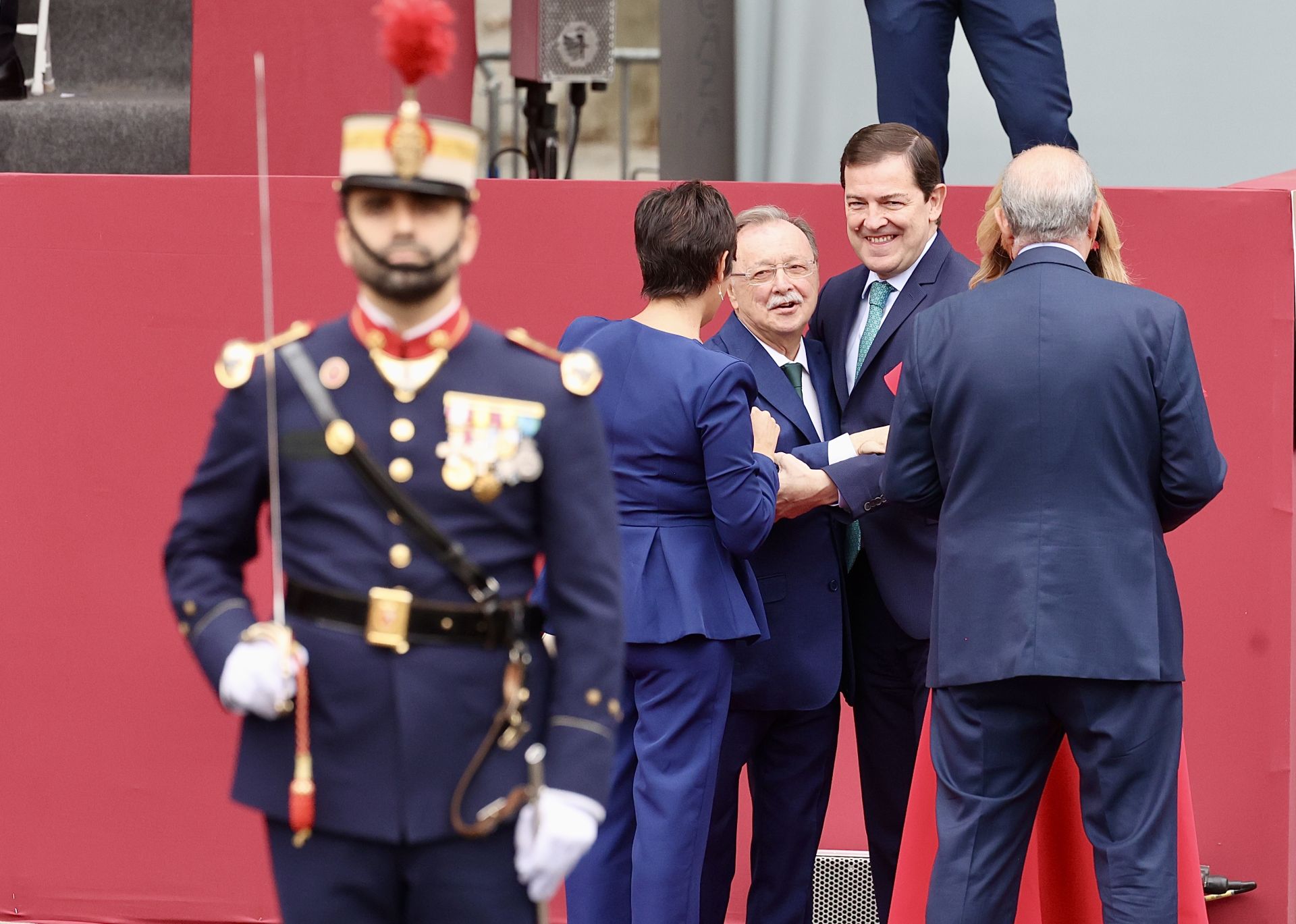 Las imágenes de Mañueco en el desfile de las fuerzas armadas del 12 de octubre