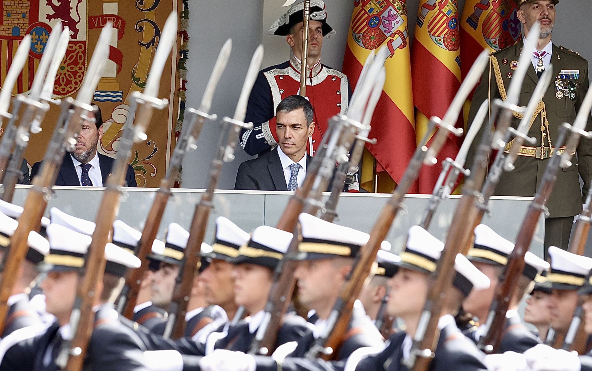 Las imágenes de Mañueco en el desfile de las fuerzas armadas del 12 de octubre