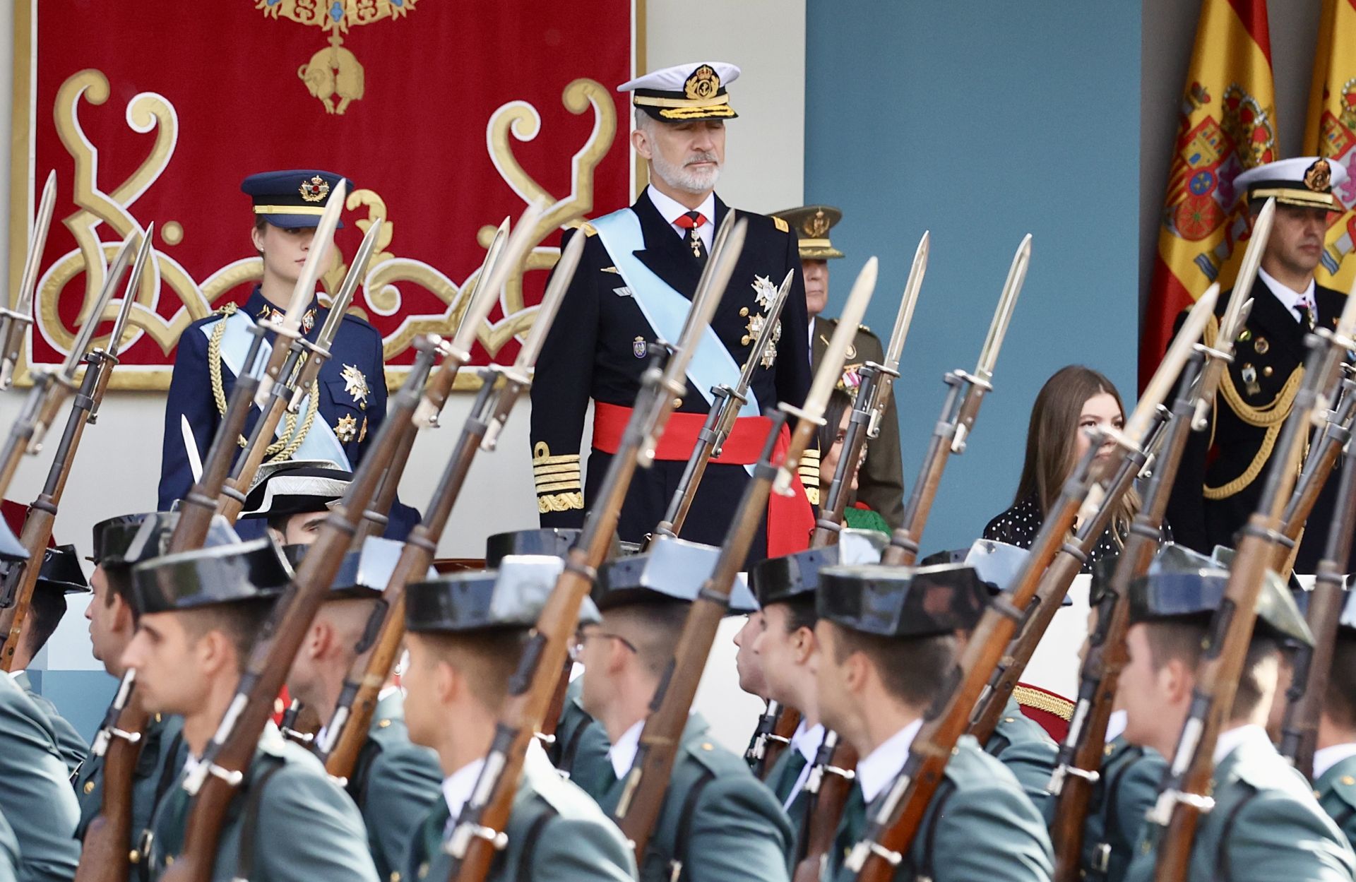 Las imágenes de Mañueco en el desfile de las fuerzas armadas del 12 de octubre