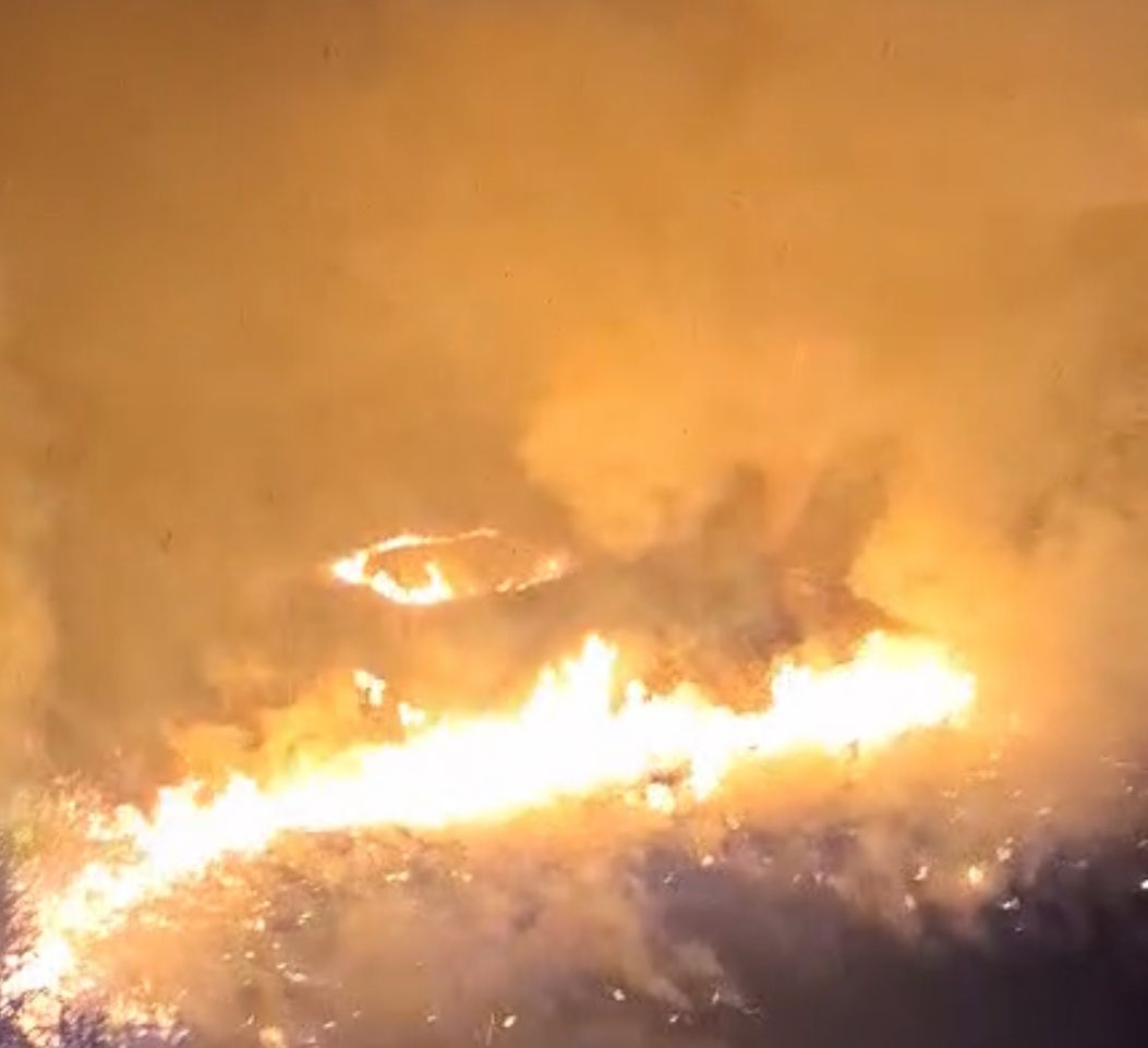 El fuego quema el rastrojo del foso.