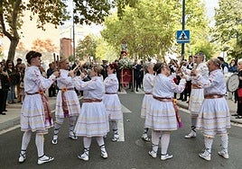 Danzas tradicionales al paso del la Virgen de la Pilarica