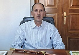 Raúl Prada Tabarés en el Ayuntamiento con el bastón de mando