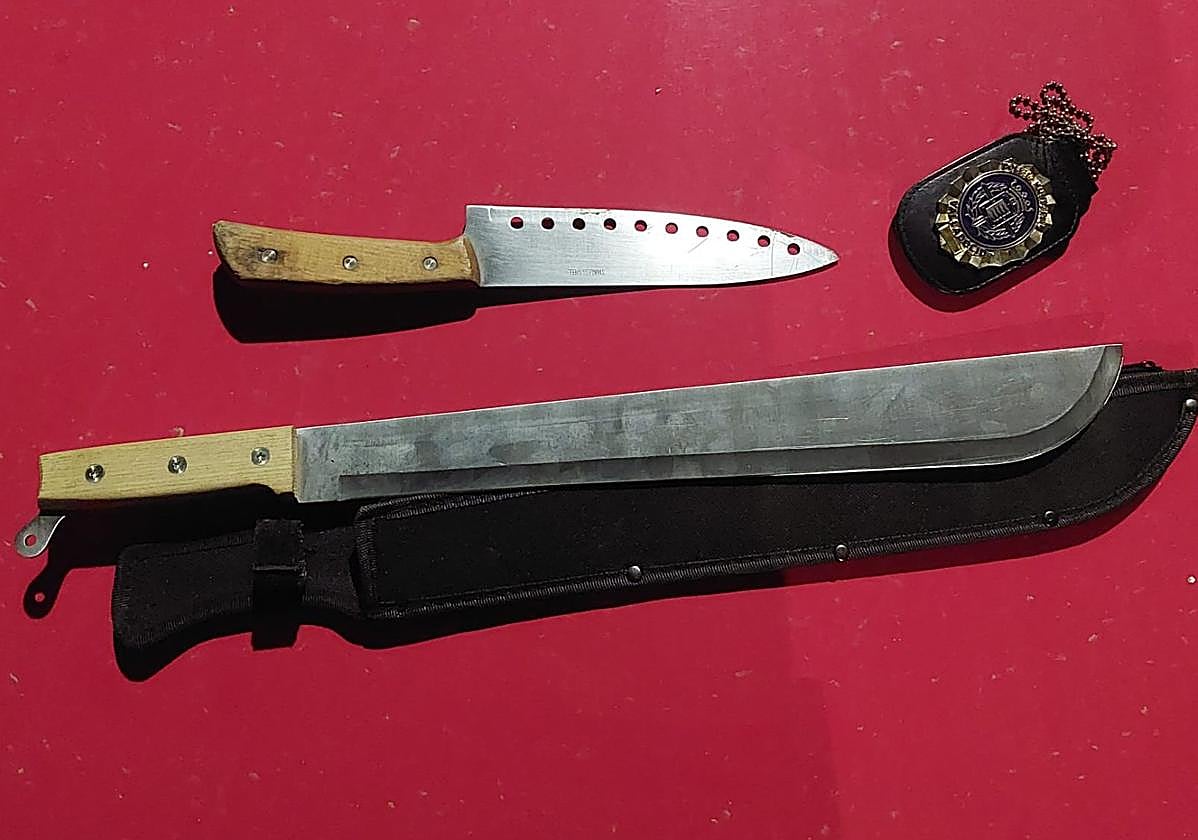 Armas blancas intervenidas en la calle Doctor Cazalla este lunes.