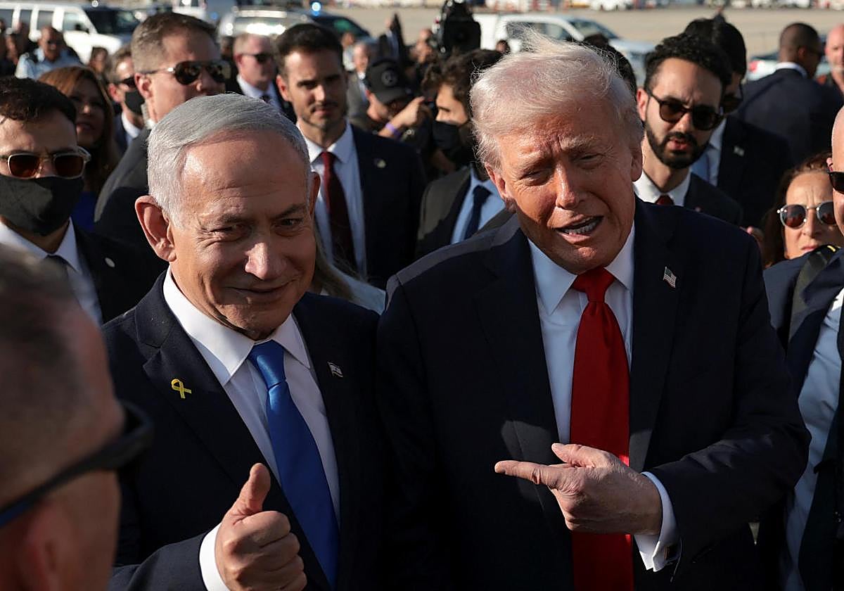 Donald Trump y Benjamin Netanyahu, ayer camino de Sharm El-Sheikh.