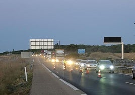 Tramo de la A-62 a la altura de El Montico, con una retención que no es la actual sino otra de hace unos años.