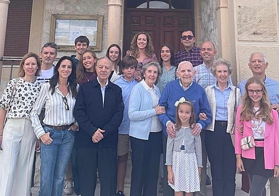 Niceto Manso posa con sus hijas, nietos y bisnietos en el día de la celebración su cumpleaños.