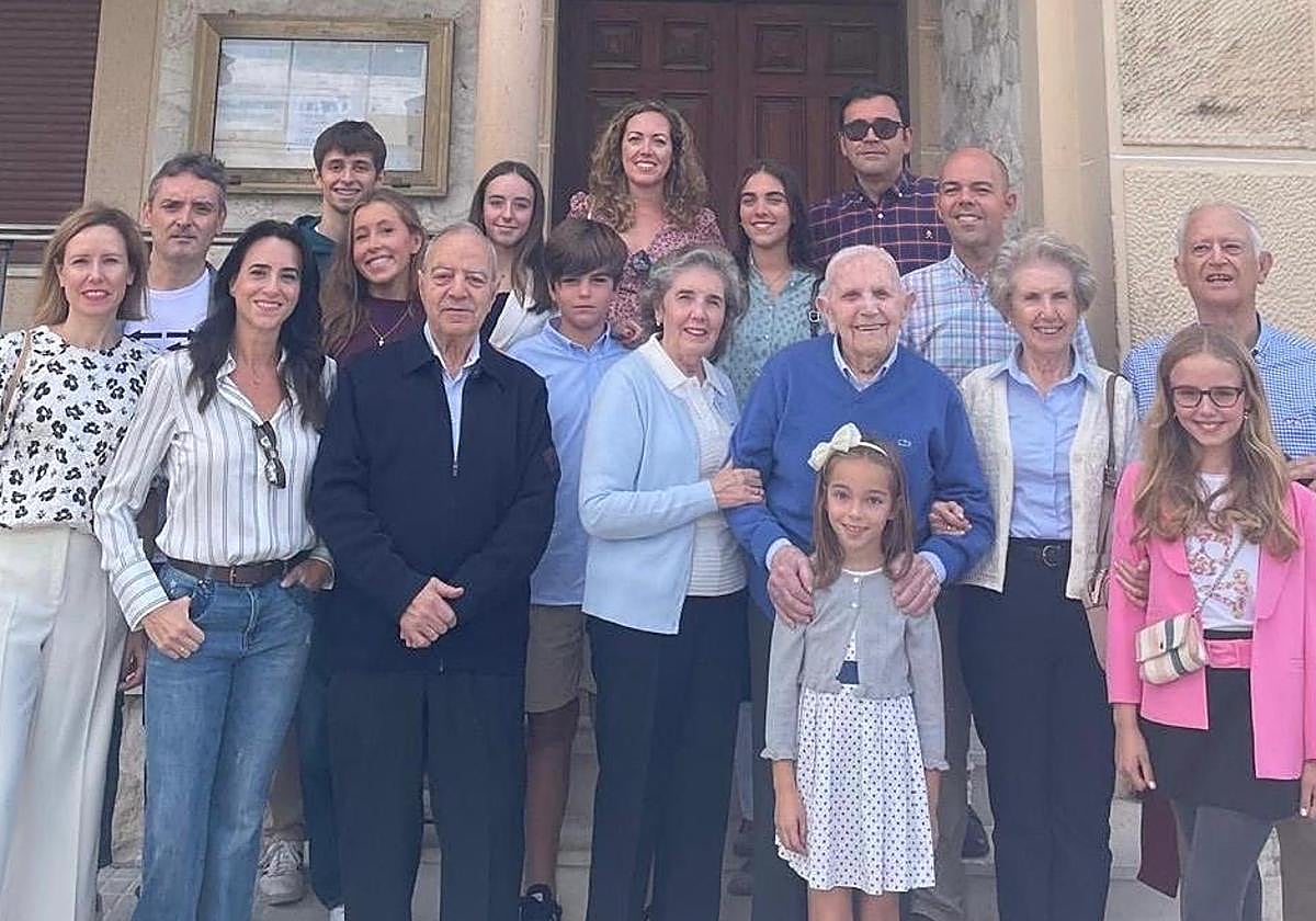 Niceto Manso posa con sus hijas, nietos y bisnietos en el día de la celebración su cumpleaños.