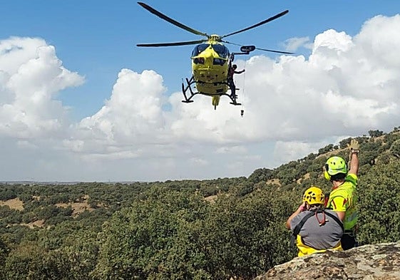 Un momento del rescate a la mujer herida en Valdeprados.