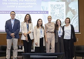 El doctor Julio Flores y las doctoras Isabel Gallegos y Zandra Soto; Sandra Ibarra, presidenta de la Fundación Sandra Ibarra de Solidaridad Frente al Cáncer; Elisa Ramos, psicóloga de la AECC, y Cristina López, paciente.
