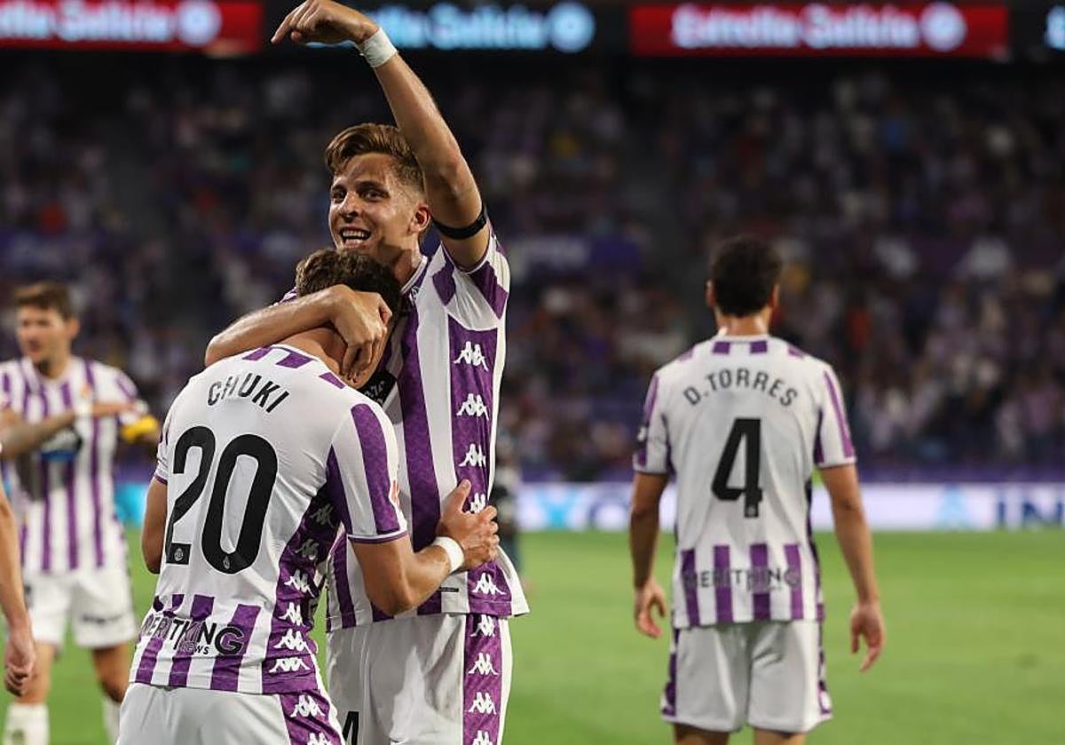 Iván Alejo señala a Chuki tras el gol que marcó en la primera jornada ante el Ceuta, con el también vallisoletano David Torres de espaldas.