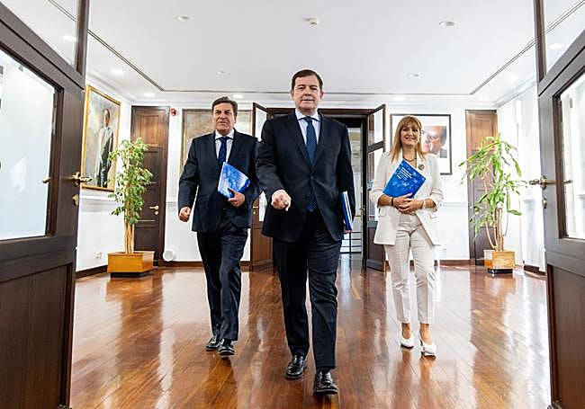 Carlos Fernández Carriedo, Alfonso Fernández Mañueco y María Isabel Campos, directora general de presupuestos.