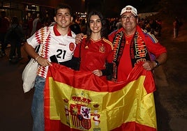 Adrián, Andrea y Pedro, socios del Pucela y aficionados de La Roja.
