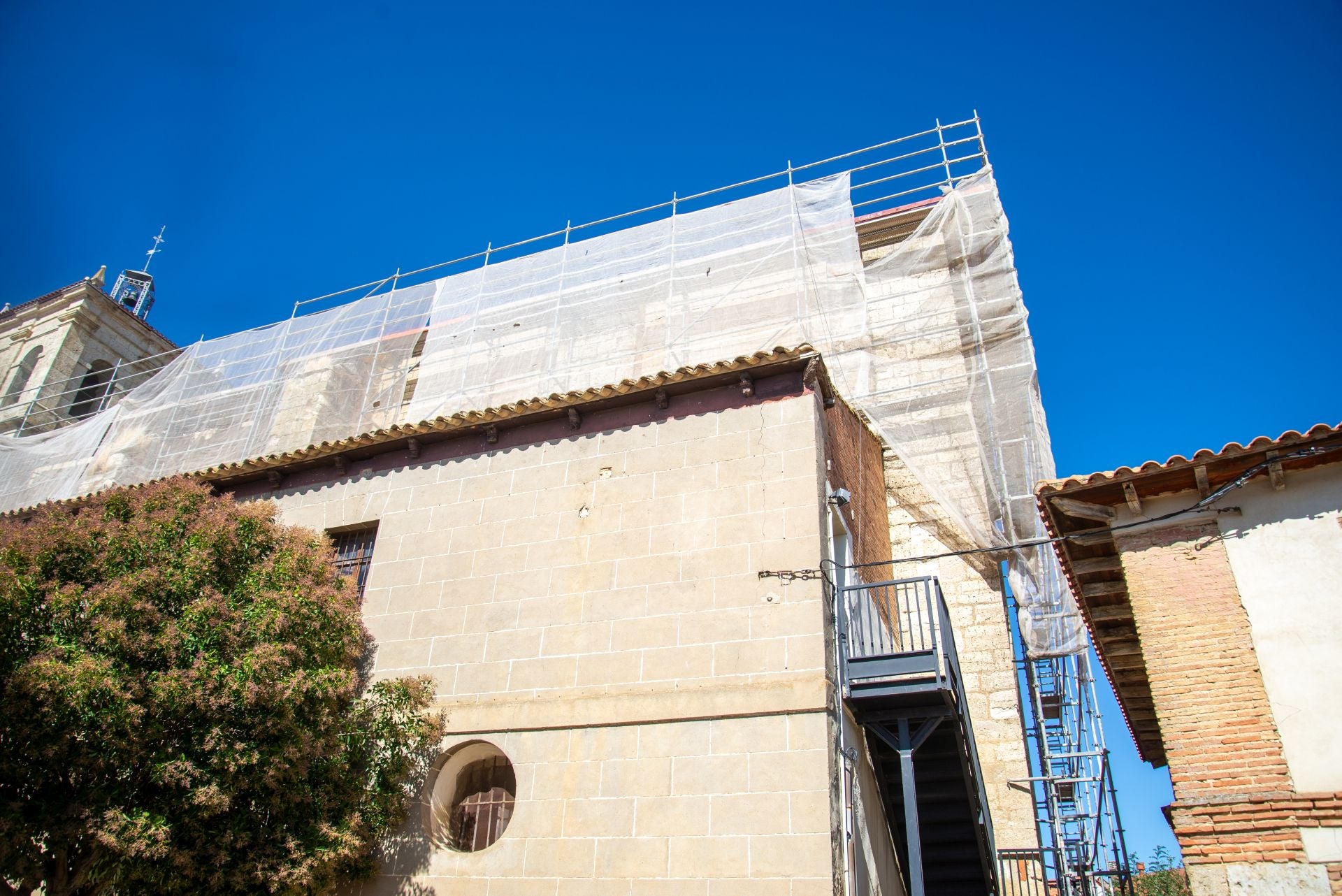 Así avanzan las obras de mejora de la iglesia de Grijota