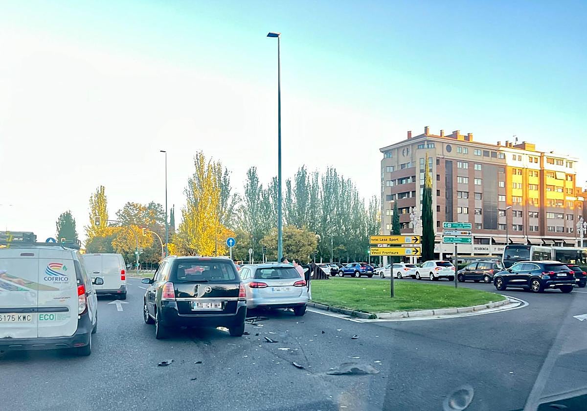 Restos del accidente, en la rotonda de Vallsur