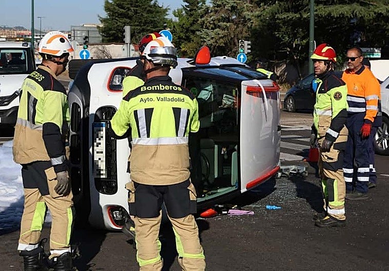 El vehículo volcado este martes por la mañana en la avenida de Zamora.