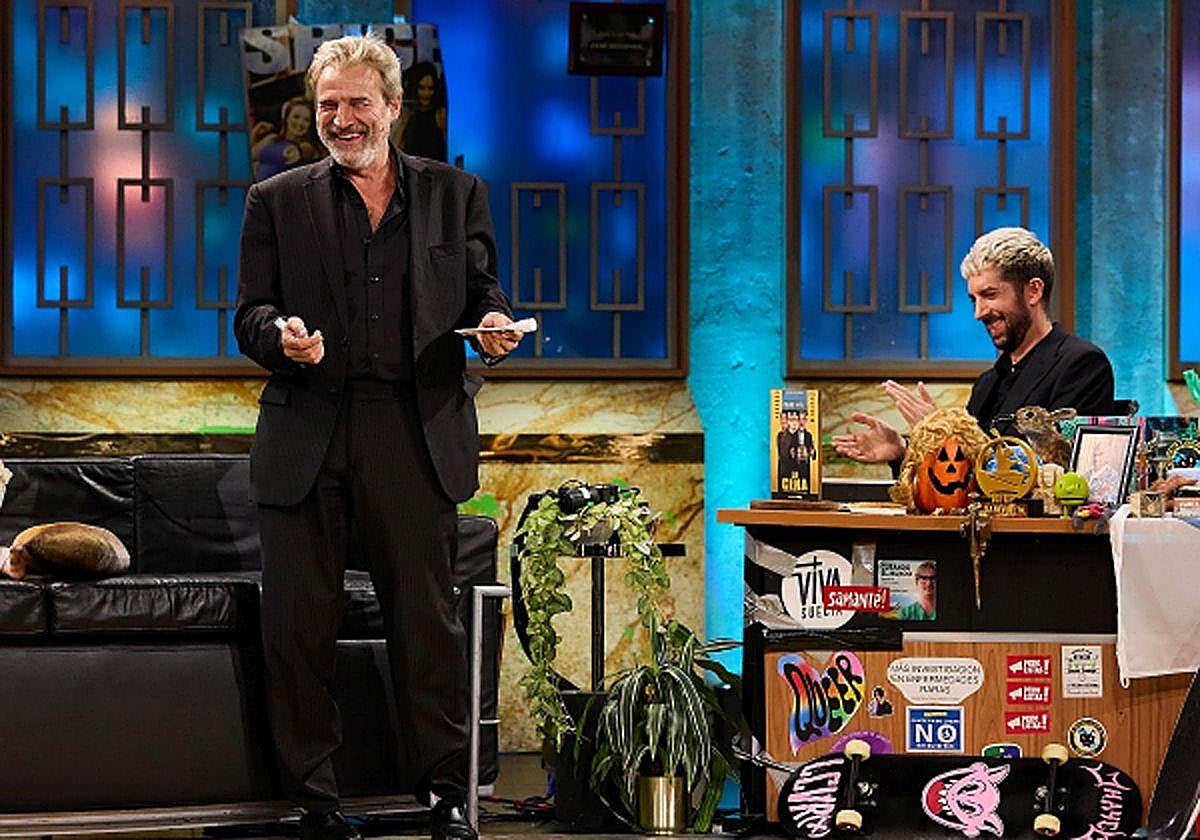 Alberto San Juan con David Broncano, en 'La Revuelta'.