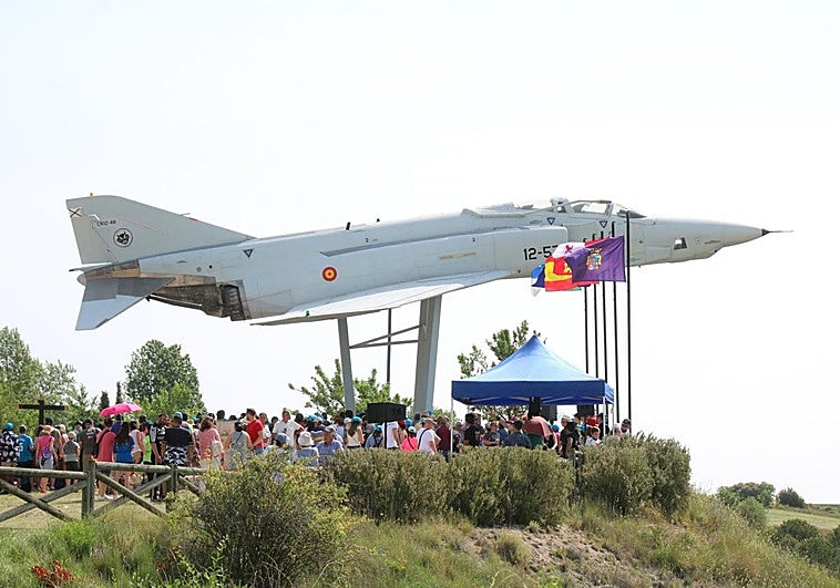 F-4 Phantom II, ubicado en Antigüedad, un homenaje a los hermanos César y Augusto Martín Campos.