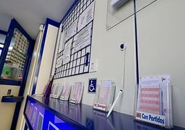 Boletos de diferentes juegos de azar en una administración de lotería.