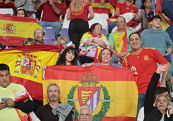 Aficionados posan en la grada de Zorrilla en el España-Bulgaria