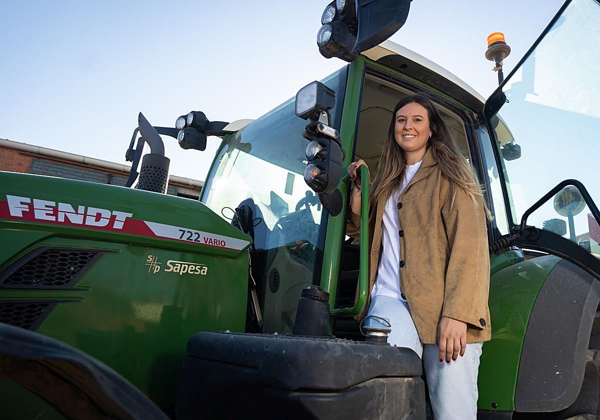 La agricultora Carolina Bravo subida a su tractor en Cigales.
