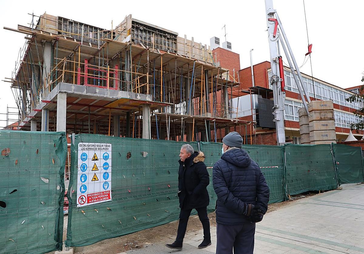 Edificio en construcción desde el que cayó el operario.