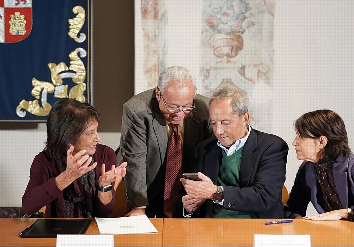 Elisa Delibes, Gonzalo Santonja, Germán Delibes y Camino Delibes, el 22 de noviembre de 2023, durante la firma del préstamo del legado de Miguel Delibes a la Junta.