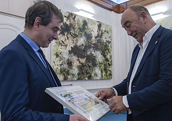 Claudio Congosto (ONCE) presenta el cupón con el presidente de la Diputación, Miguel Ángel de Vicente.