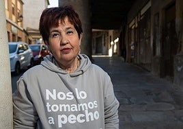 Paqui Aranda en los soportales de Medina de Rioseco, donde reside.