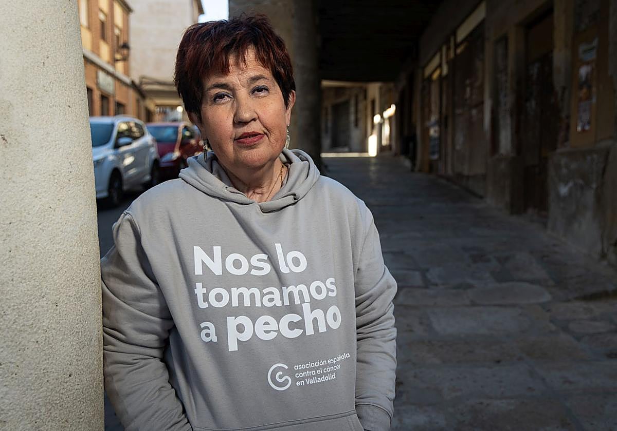 Paqui Aranda en los soportales de Medina de Rioseco, donde reside.