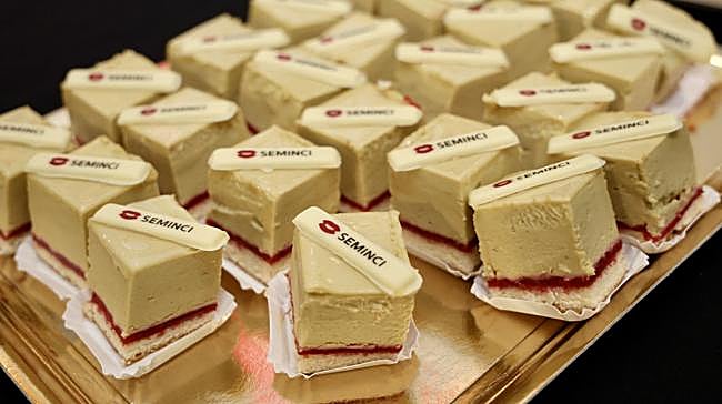 El pastel de la Seminci, renovado el año pasado, lleva una mousse de color verde, como guiño al color de la alfombra que pisan los invitados. El ingrediente que le confiere ese tono es...