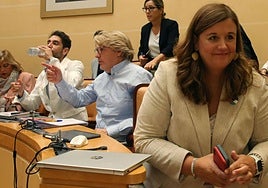 Las bancadas del PSOE e IU abandonan el último pleno de septiembre en el que la oposición tumbó el proyecto de tasas del PP.