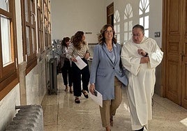 La presidenta de la Diputación camina con el prior de la iglesia de San Pablo hacia la presentación del programa.