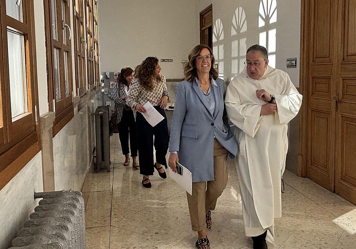 La presidenta de la Diputación camina con el prior de la iglesia de San Pablo hacia la presentación del programa.