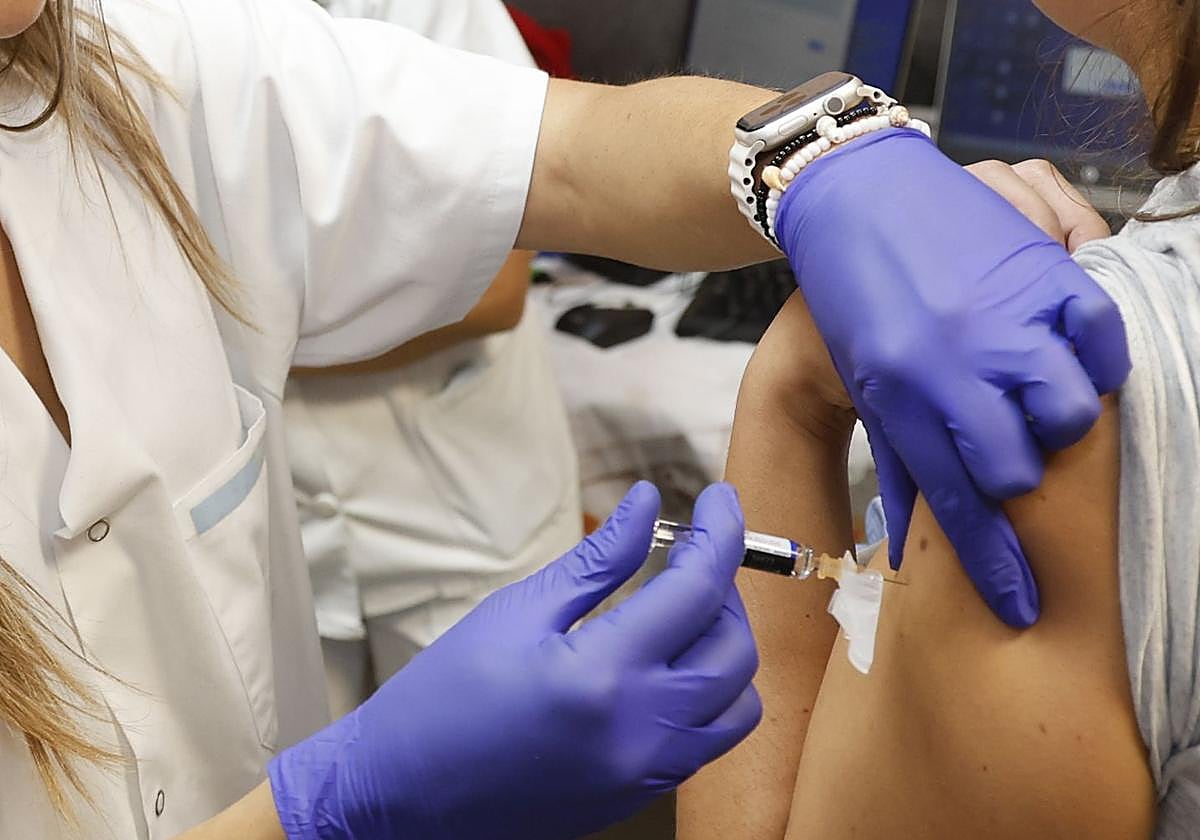 Una enfermera vacuna a una persona en Palencia.