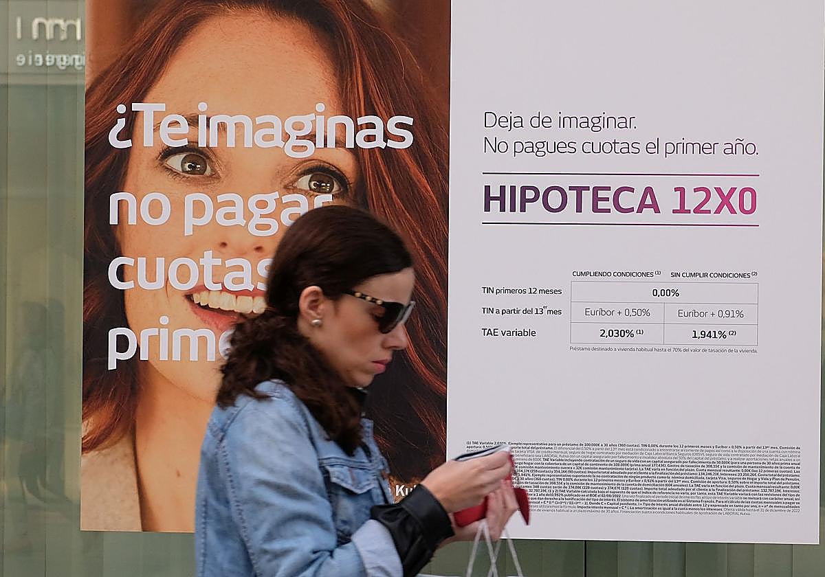 Un banco anuncia sus precios para hipotecas en una imagen de archivo.
